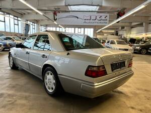Afbeelding 7/62 van Mercedes-Benz E 500 (1995)
