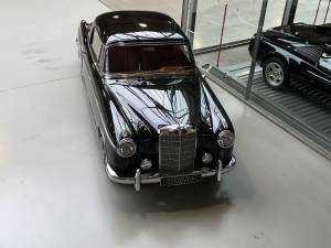 Image 2/38 of Mercedes-Benz 220 S (1959)