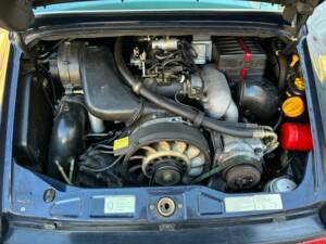 Image 17/36 de Porsche 911 Carrera 4 (1989)