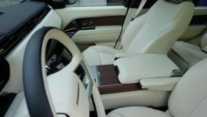 Image 49/61 of Land Rover Range Rover D350 (2025)