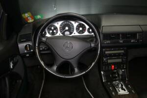 Image 24/49 of Mercedes-Benz SL 500 (2000)