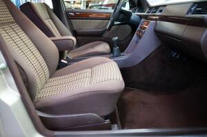 Bild 18/33 von Mercedes-Benz 230 E (1990)