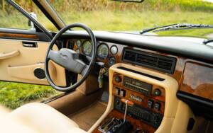 Image 23/37 of Daimler Double Six (1992)
