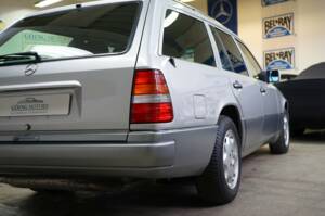Image 10/36 de Mercedes-Benz E 220 T (1993)