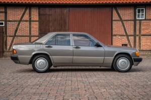 Immagine 11/73 di Mercedes-Benz 190 D 2.5 (1990)