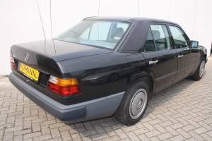 Image 2/13 de Mercedes-Benz 230 E (1986)