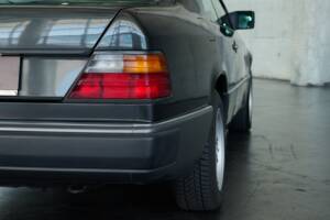 Bild 20/50 von Mercedes-Benz 300 CE (1991)