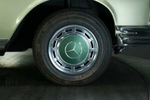 Image 29/30 de Mercedes-Benz 280 SE (1970)