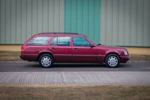 Bild 4/28 von Mercedes-Benz E 320 T (1993)