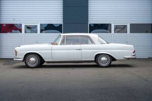 Image 3/24 de Mercedes-Benz 220 SE b (1963)