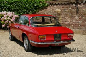 Image 20/50 of Alfa Romeo Giulia GT 1300 Junior (1975)