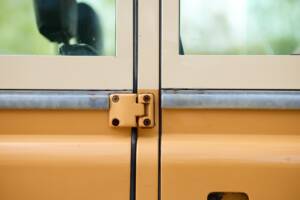 Image 38/42 of Land Rover 110 (1984)