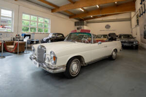 Image 3/37 of Mercedes-Benz 250 SE (1966)