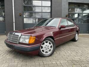 Bild 4/8 von Mercedes-Benz 300 E (1990)