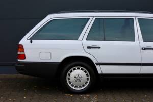 Immagine 16/18 di Mercedes-Benz 200 TE (1989)