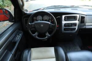 Image 68/82 of Dodge Ram SRT 10 (2005)