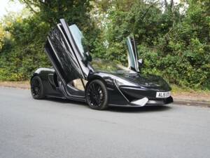 Image 8/16 of McLaren 570GT (2017)