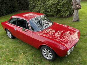 Immagine 3/8 di Alfa Romeo 2000 GT Veloce (1975)