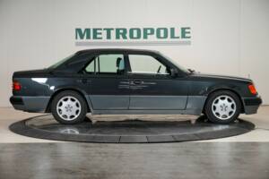 Image 12/32 of Mercedes-Benz 500 E (1992)
