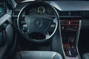 Image 11/15 of Mercedes-Benz E 420 (1995)