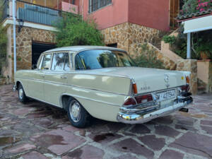 Immagine 3/8 di Mercedes-Benz 220 SE b (1965)