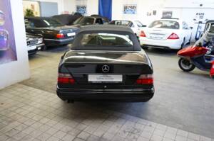 Image 15/36 of Mercedes-Benz E 320 (1995)