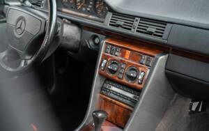 Bild 44/61 von Mercedes-Benz 500 E (1992)