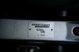 Image 28/40 of Renault Clio II V6 (2002)