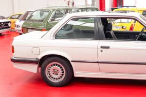 Image 30/38 of BMW 325i (1986)