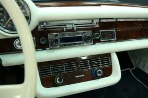 Image 22/50 of Mercedes-Benz 280 SE 3,5 (1971)