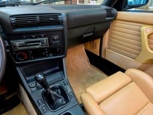 Bild 25/31 von BMW 320i (1988)