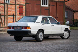 Imagen 13/42 de Mercedes-Benz 190 E (1984)
