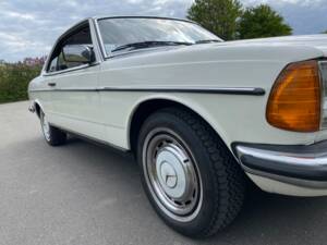 Image 29/49 of Mercedes-Benz 230 C (1980)