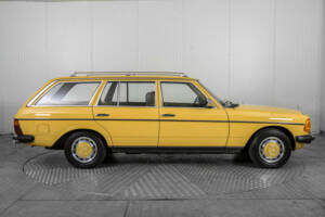 Image 10/50 of Mercedes-Benz 240 TD (1982)