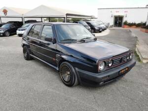 Image 1/45 de Volkswagen Golf Mk II GTi 16V 1.8 (1990)