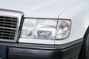 Image 24/50 of Mercedes-Benz 200 (1986)