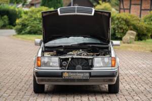 Imagen 7/72 de Mercedes-Benz 250 TD (1991)