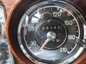 Image 40/50 de Mercedes-Benz 220 SE b (1963)