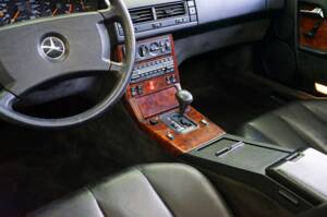 Image 25/38 of Mercedes-Benz 500 SL (1991)