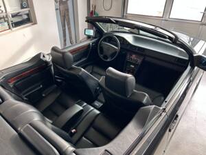 Image 13/28 of Mercedes-Benz 300 CE-24 (1993)