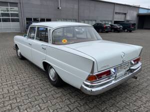 Image 5/29 de Mercedes-Benz 230 S (1965)