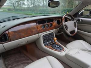 Image 11/19 of Jaguar XK8 4.0 (2001)