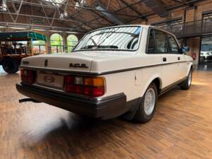 Bild 10/43 von Volvo 240 (1989)