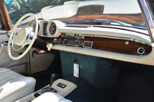 Image 12/17 de Mercedes-Benz 280 SE 3,5 (1971)