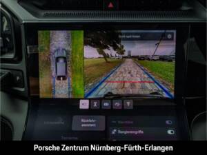 Image 30/50 of Porsche Cayenne S Electric (2026)