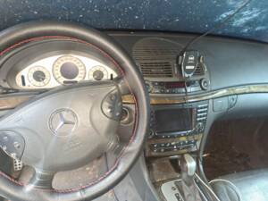 Image 5/8 of Mercedes-Benz E 500 (2004)
