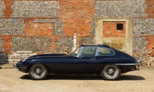 Image 2/35 de Jaguar E-Type (1968)