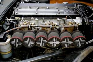 Image 14/17 de Jaguar E-Type (1970)