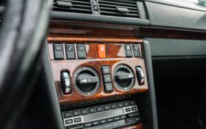 Bild 51/61 von Mercedes-Benz 500 E (1992)