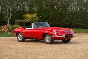 Image 15/50 de Jaguar E-Type (1967)